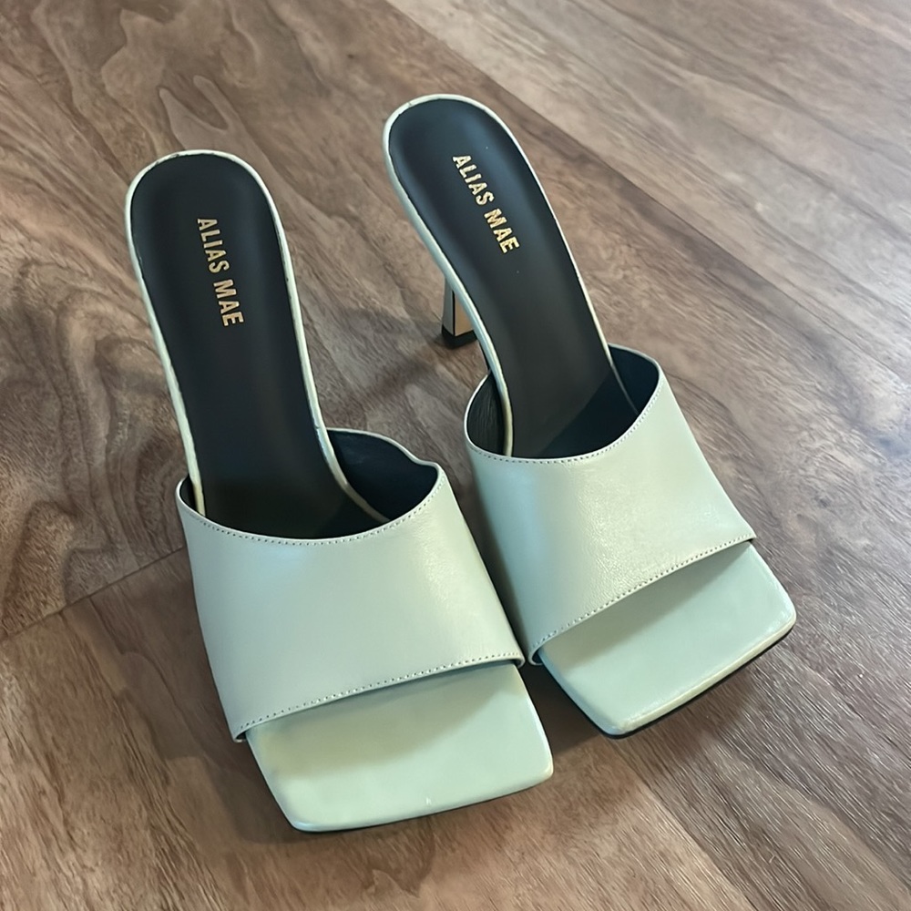 Alias Mae: Green Heels - image 5